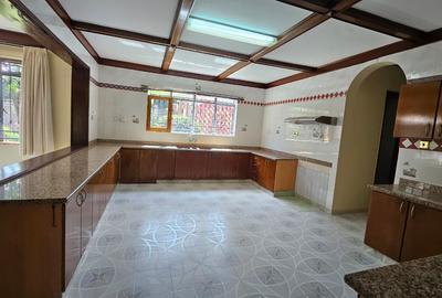 6 Bed House with En Suite in Runda - 3