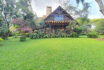 5 Bed Villa with En Suite in Lake View