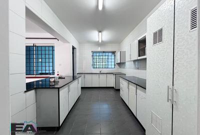 4 Bed Apartment with En Suite at Raphta Road