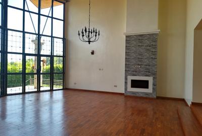 5 Bed Villa with En Suite in Runda