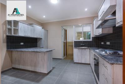 3 Bed Apartment with En Suite in Riverside - 4