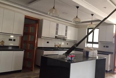 5 Bed House with En Suite in Runda