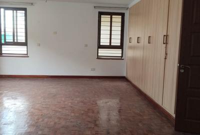 5 Bed Townhouse with En Suite in Lavington - 3