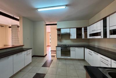 3 Bed Apartment with En Suite in Rhapta Road