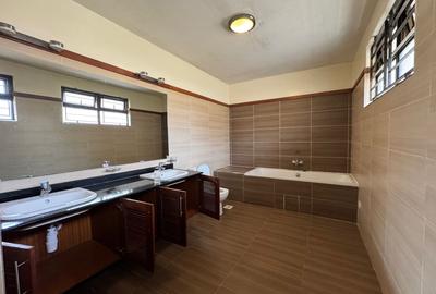 5 Bed Townhouse with En Suite in Lavington - 2