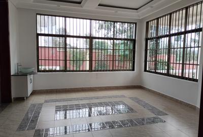 6 Bed House with En Suite in Runda