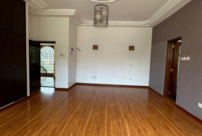 6 Bed House with En Suite in Nyari - 4
