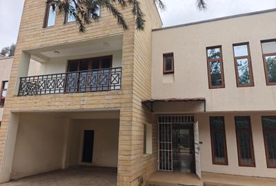 5 Bed Townhouse with En Suite in Lavington - 3