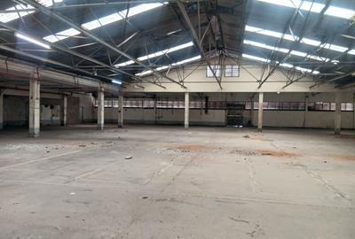 38,000 ft² Warehouse with Parking in Industrial Area - 2
