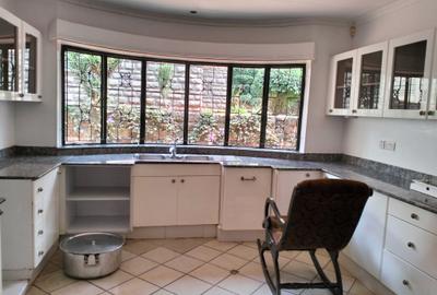 4 Bed House with En Suite in Rosslyn