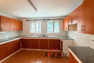 4 Bed House with En Suite in Hill View - 4