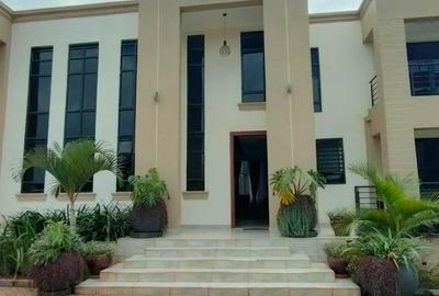 5 Bed House with En Suite in Runda