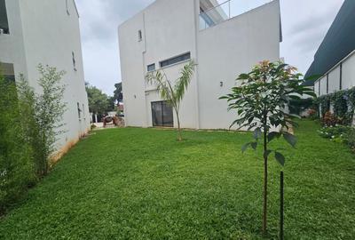 5 Bed House with En Suite in Lavington