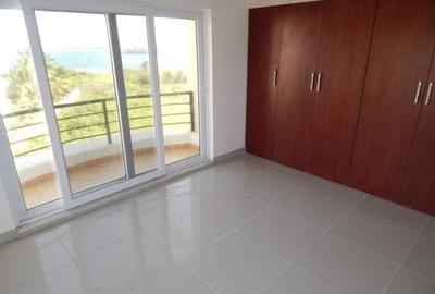 3 Bed Apartment with En Suite at Green Wood Drive - 4