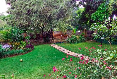 4 Bed House with En Suite in Ridgeways - 2