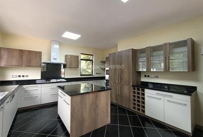 5 Bed Townhouse with En Suite in Lavington - 3