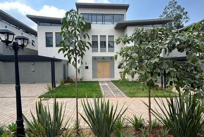 5 Bed Villa with En Suite in Runda
