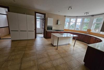 4 Bed House with En Suite in Rosslyn