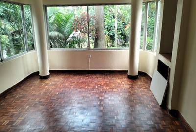 6 Bed House with En Suite in Lavington - 2