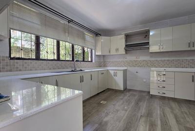 5 Bed House with En Suite in Runda - 4