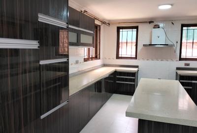 5 Bed Townhouse with En Suite in Lavington - 3