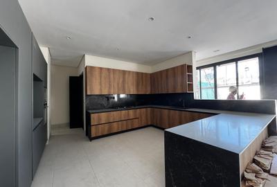 5 Bed Townhouse with En Suite in Westlands Area