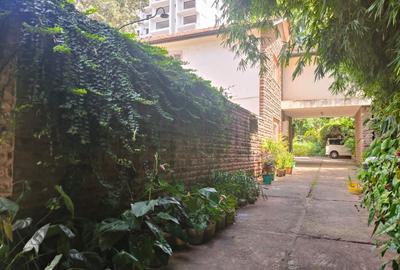 5 Bed House with Garden in Parklands