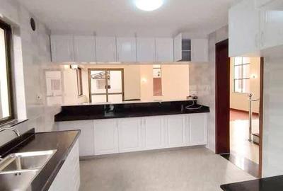 5 Bed Townhouse with En Suite in Lavington