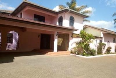 4 Bed Townhouse with En Suite at Lavington - 2