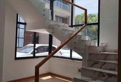 5 Bed House with En Suite in Lavington - 2