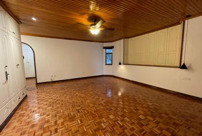 5 Bed House with En Suite in Runda - 3