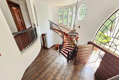 4 Bed House with En Suite in Nyari