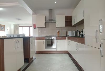 Serviced 3 Bed Apartment with En Suite in Kilimani