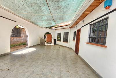 5 Bed House with En Suite in Runda