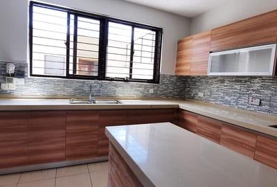 5 Bed Townhouse with En Suite at Lavington - 3