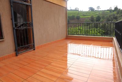 5 Bed Villa with En Suite in Redhill - 3