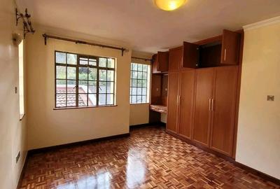 4 Bed House with En Suite in Lavington - 2