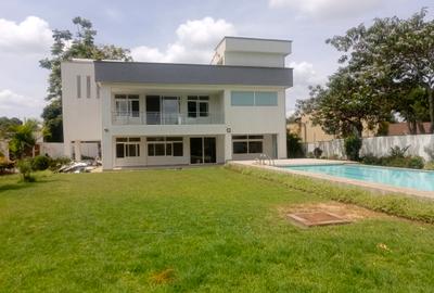 5 Bed House with En Suite in Runda