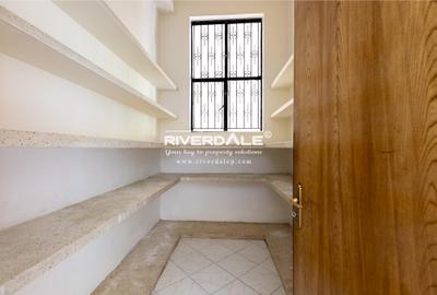 5 Bed Townhouse with En Suite in Brookside