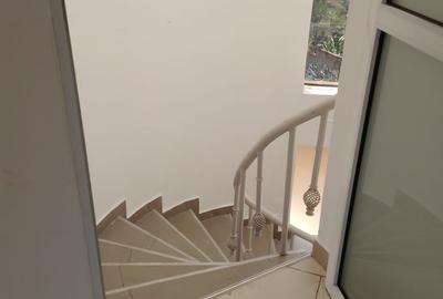 700 ft² Office with Service Charge Included at Riverside Drive