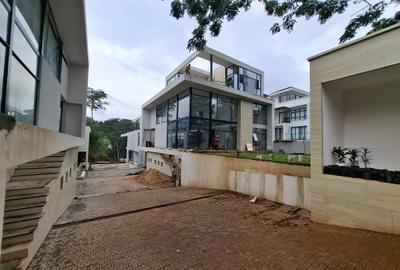 6 Bed Townhouse with En Suite in Lavington - 2