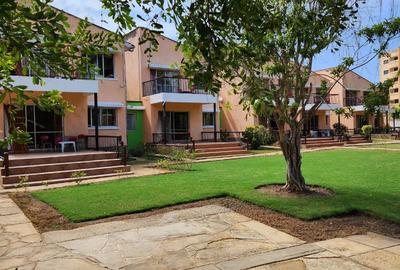 Serviced 10 Bed Apartment with En Suite at Greenwood Drive