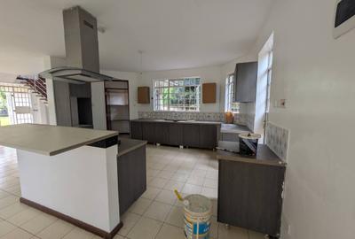 4 Bed House with En Suite in Spring Valley - 4