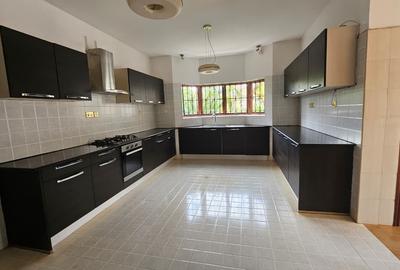 5 Bed House with En Suite in Runda - 3