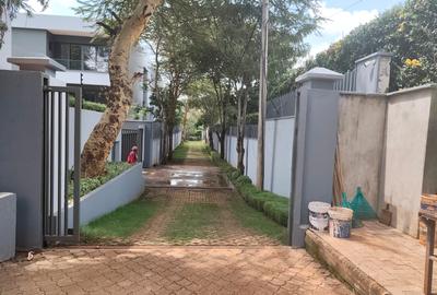 5 Bed House with En Suite in Runda