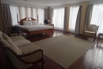8 Bed House with En Suite in Lavington