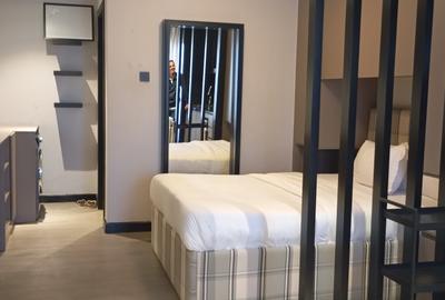 Serviced Studio Apartment with En Suite at Lantana Road - 3