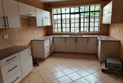 4 Bed Townhouse with En Suite at Lavington - 2