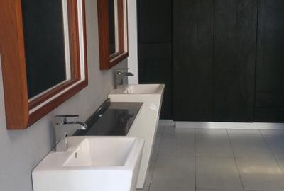 5 Bed Villa with En Suite at Hr82 - 3