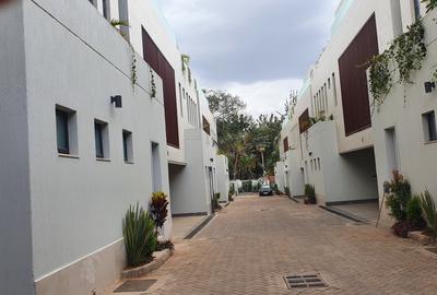 5 Bed Townhouse with En Suite in Lavington - 3